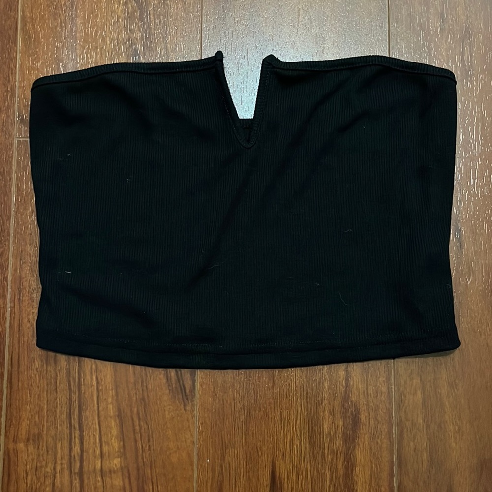 Black v neck crop
